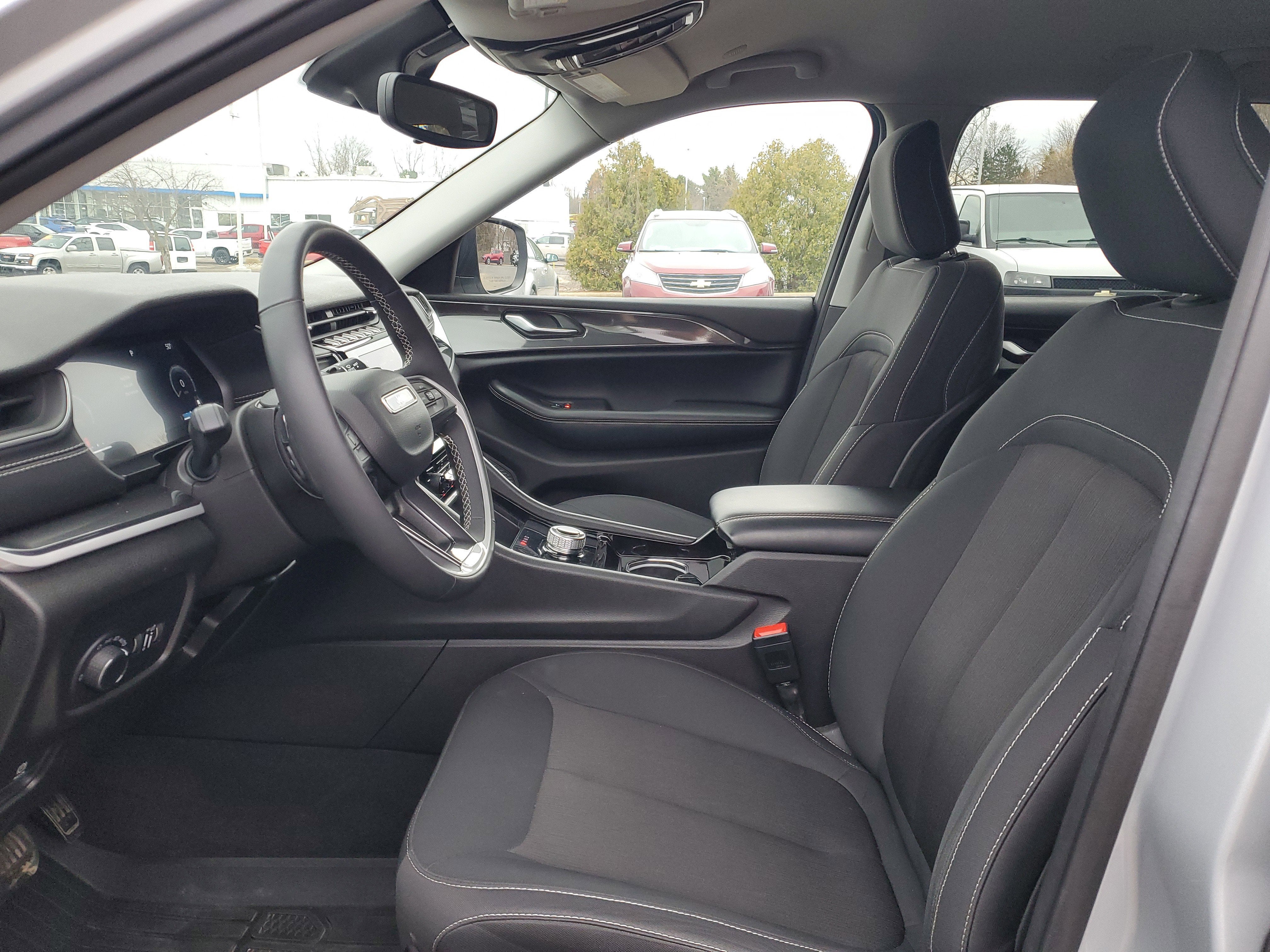 2023 Jeep Grand Cherokee L Laredo 4x4