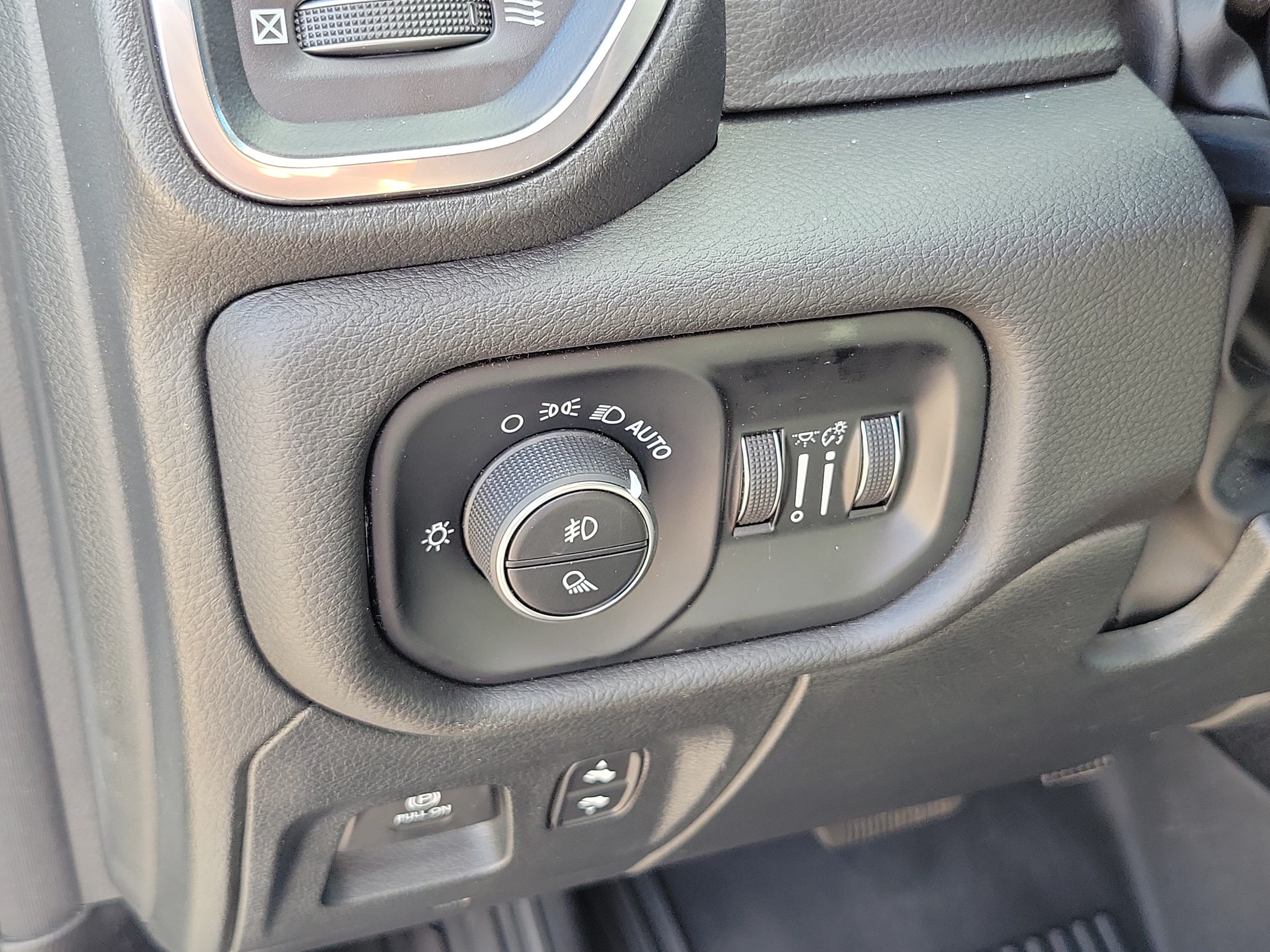 2025 RAM 1500 Laramie Crew Cab 4x4 5'7" Box