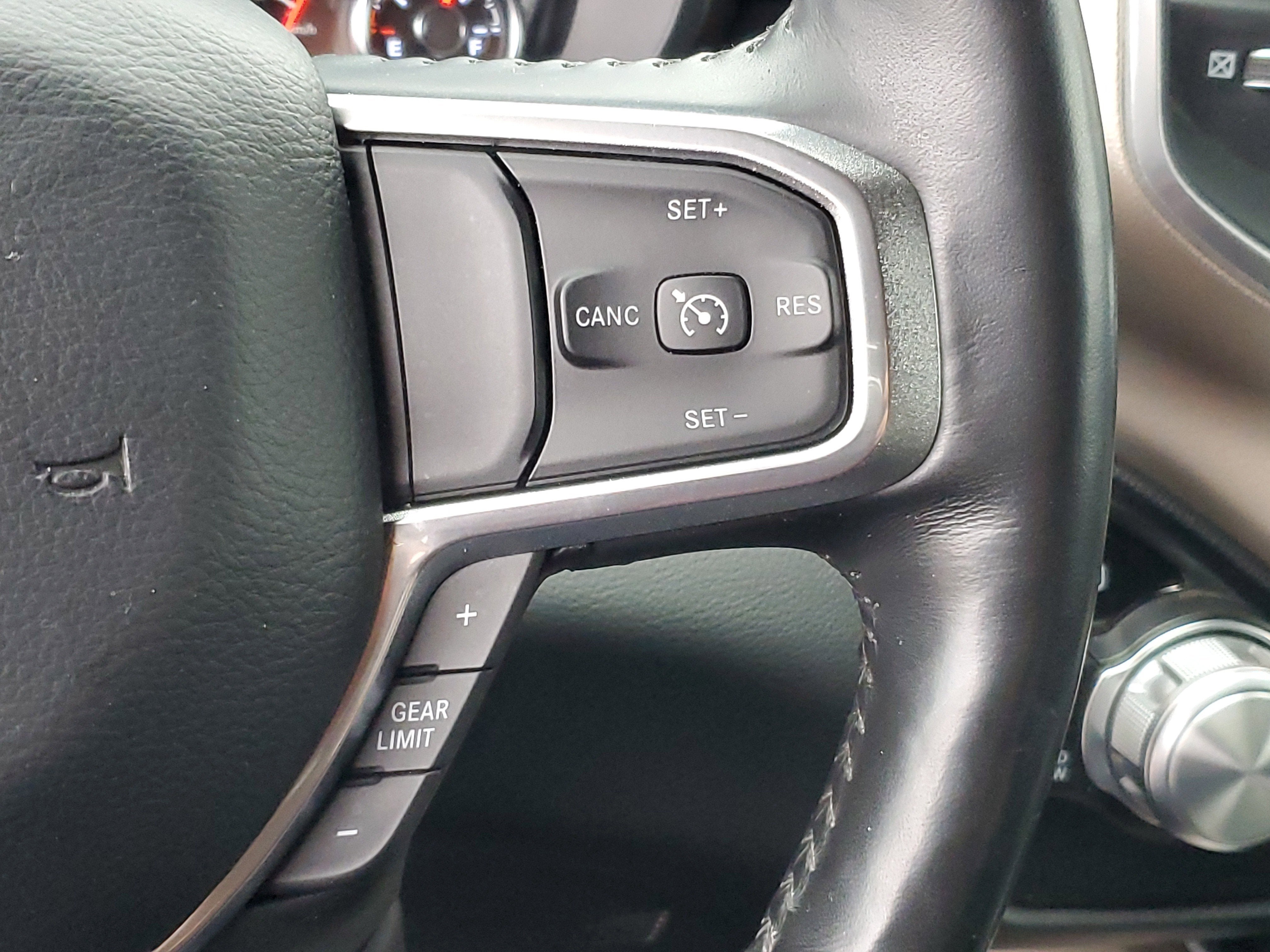 2020 RAM 1500 Laramie Crew Cab 4x4 5'7" Box