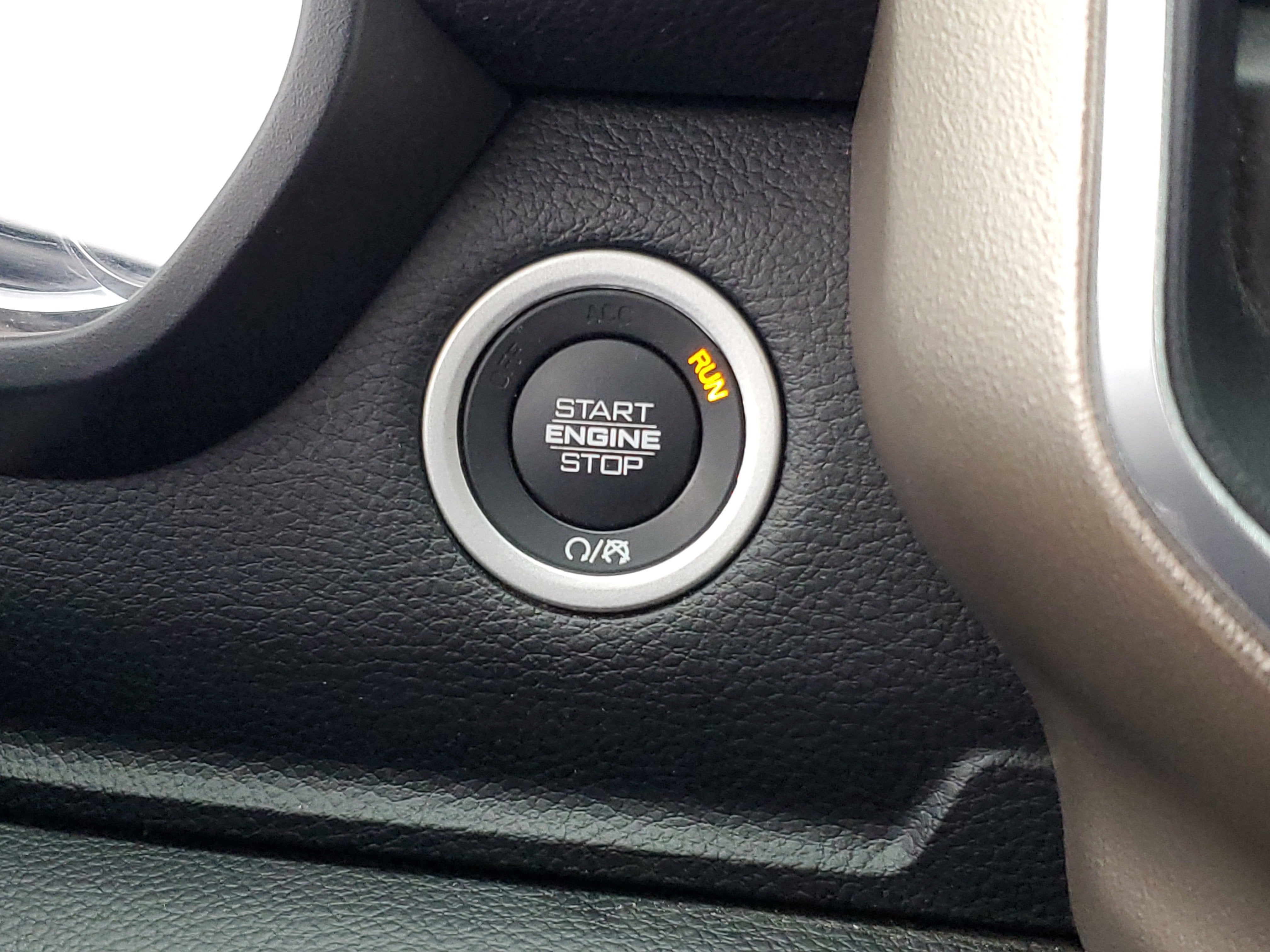 2020 RAM 1500 Laramie Crew Cab 4x4 5'7" Box