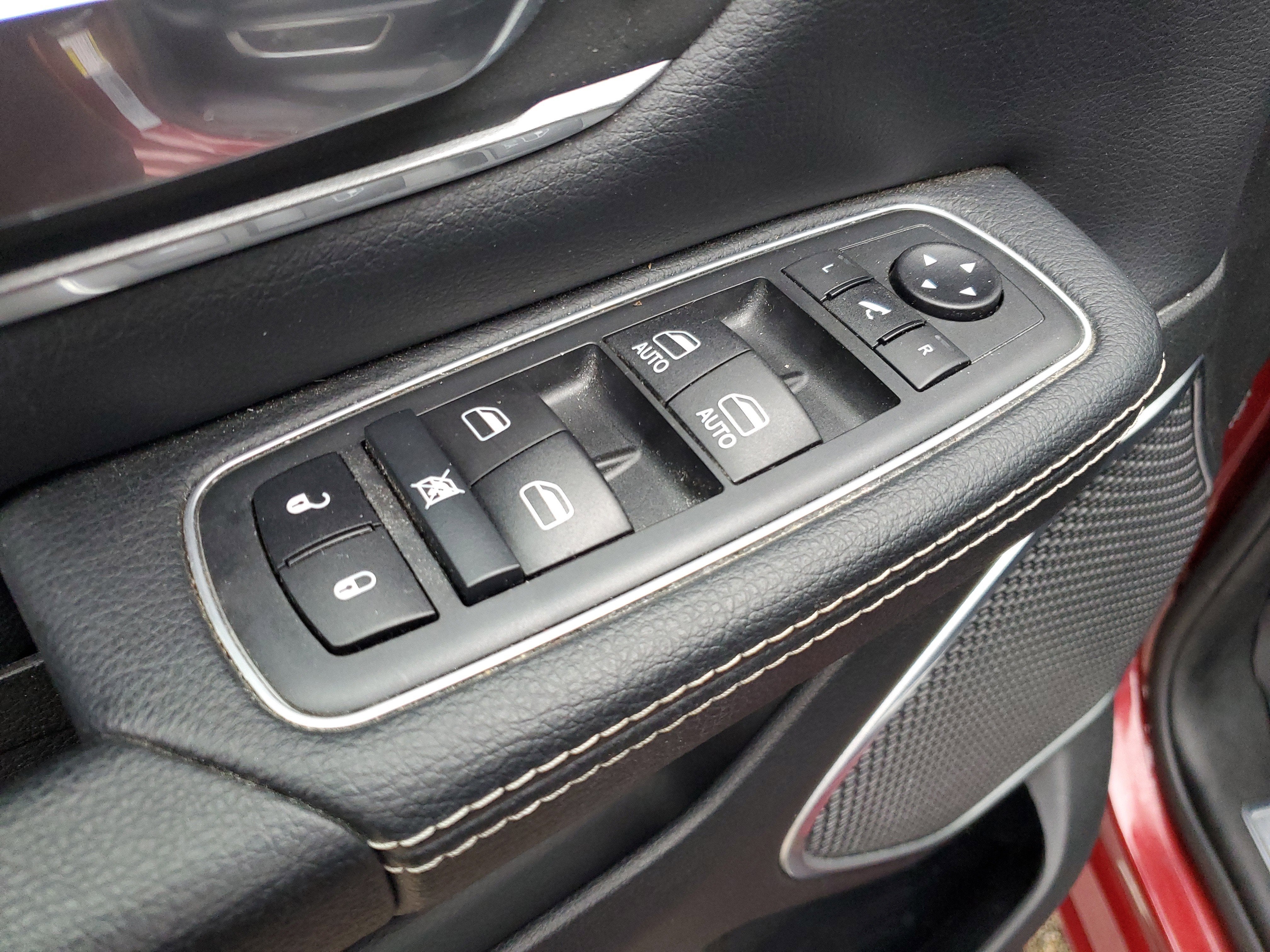 2020 RAM 1500 Laramie Crew Cab 4x4 5'7" Box