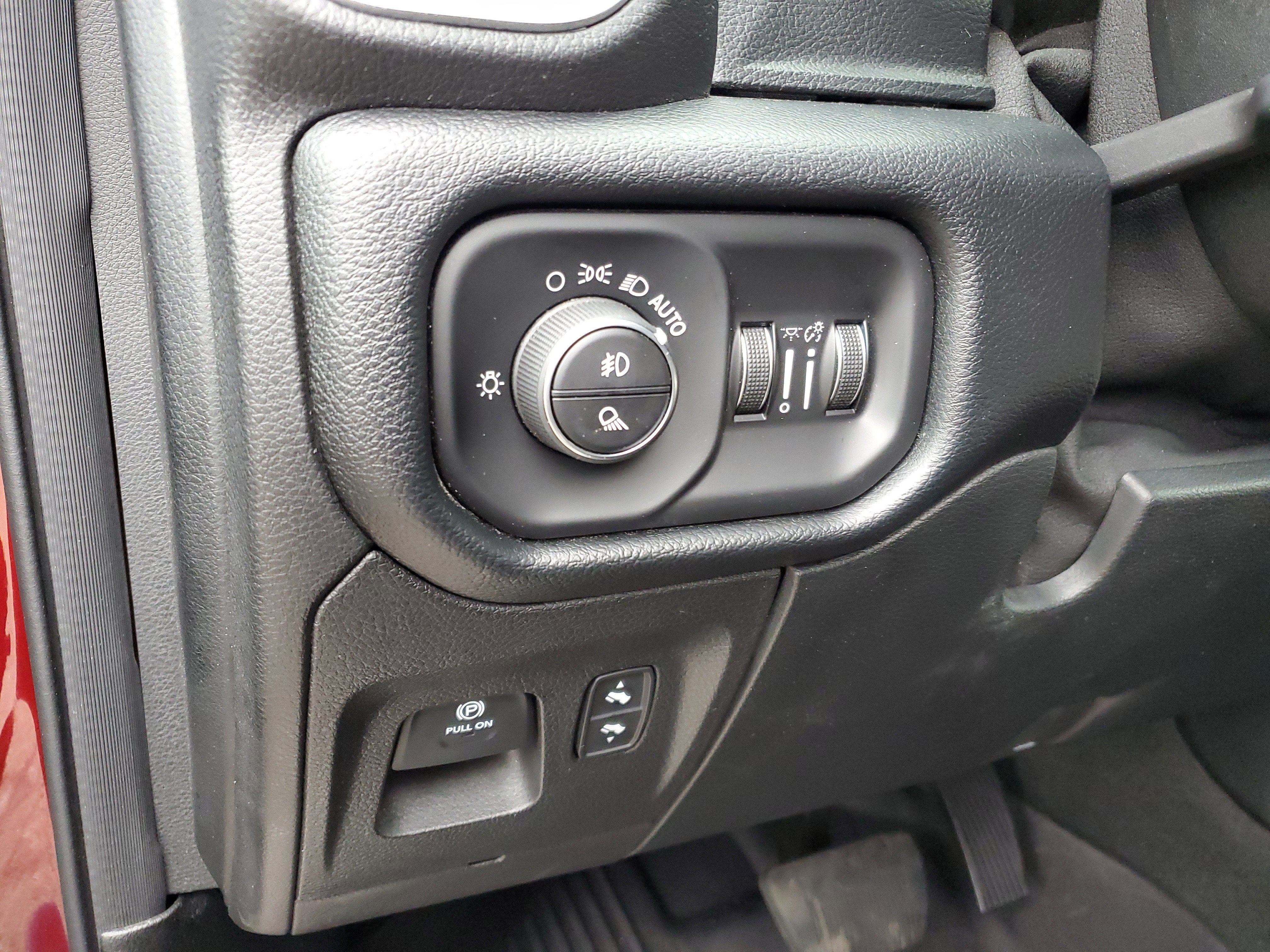 2020 RAM 1500 Laramie Crew Cab 4x4 5'7" Box